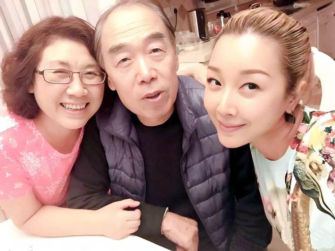 老爸过端午！这哪是父女说是兄妹我都信pg电子入口53岁歌手孙悦陪83岁(图5)